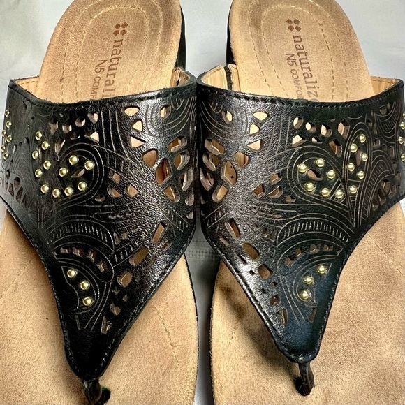 naturalizer N5 Comfort Wedge Sandals Flip Flops Tooled‎ Pierced Blk Leather Sz 6 - Picture 1 of 13